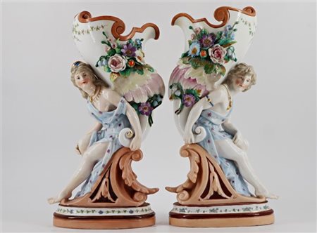 Manifattura del secolo XIX. Coppia di vasi in porcellana policroma con profili