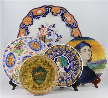 Lotto composto da quattro piatti ed un vassoio in ceramica e porcellana di dive