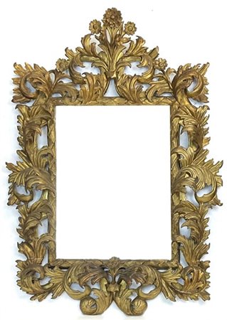 Specchiera con cornice in legno intagliato e dorato con decoro a volute di fogl