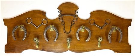 Appendiabiti in legno sagomato con inserimento di ferri di cavallo ed altri orn