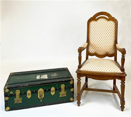 Lotto composto da una poltrona in noce con montanti torniti ed un baule da viag