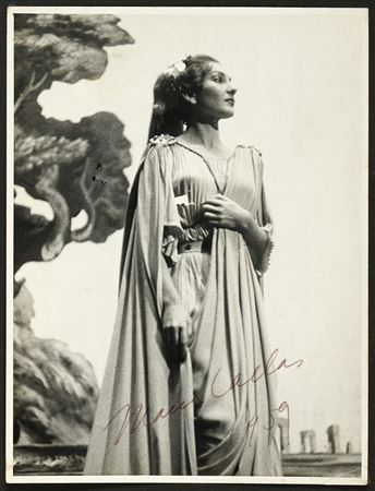 Callas Maria, Ritratto fotografico della cantante nelle vesti di Norma. Con...