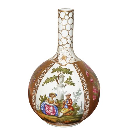 Vaso in porcellana policroma Helena Wolfsohn, Dresden, con decori in oro e di genere galante, fiori e scene di genere. , nineteenth  
