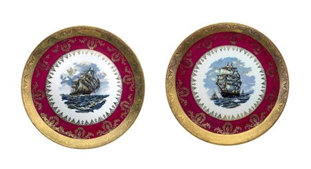 Limoges - Coppia di piatti in porcellana bordeaux e oro con un galeone al centro