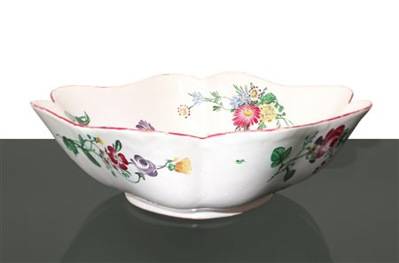 Centrotavola in porcellana a sfondo bianco con fiori e farfalla