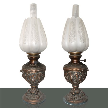 Coppia di lumi a petrolio con base in ottone sbalzato a rilievo con motivi floreali, nineteenth  