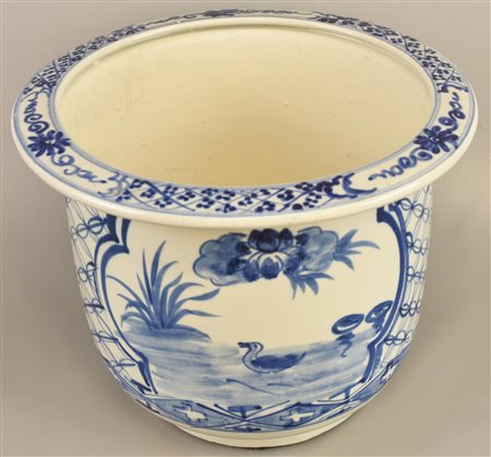 COPRIVASO in ceramica decorata nei toni del blu h cm 19 diam cm 31