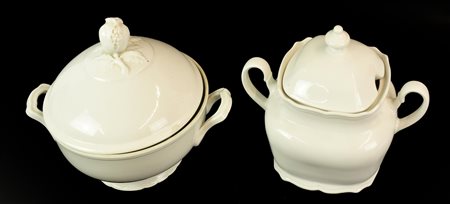 COPPIA DI ZUPPIERE IN PORCELLANA una a marchio Richard Ginori e una con...
