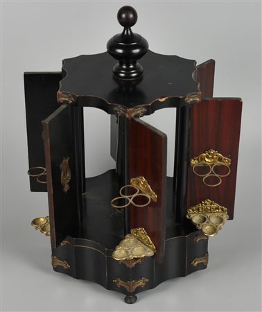 PORTA SIGARI in legno decorato con fregi in metallo meccanismo di chiusura...