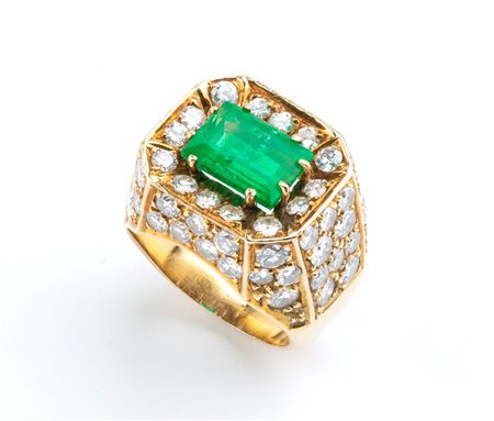  
Anello a trombino in oro con smeraldo e diamanti 
 