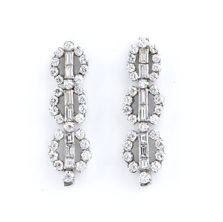  
Orecchini pendenti in platino e diamanti 
 Lunghezza 3,7 cm. Peso complessivo 15,9 gr.