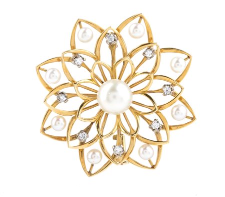  
Spilla-pendente in perle e diamanti con catena, in oro giallo 
 