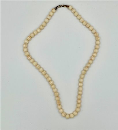  
Girocollo con corallo ed oro 
 