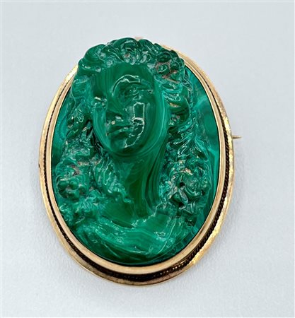 
Pendente - spilla oro con cammeo in malachite 
 