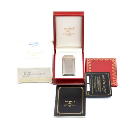  
LE MUST DE CARTIER: Accendino Trinity in acciaio satinato 
 Dimensioni 7 x 2,5 x 1,2 cm. Peso 81 gr. Dimensioni scatola 3 x 10,5 x 6,5 cm; peso con scatola 167 gr.