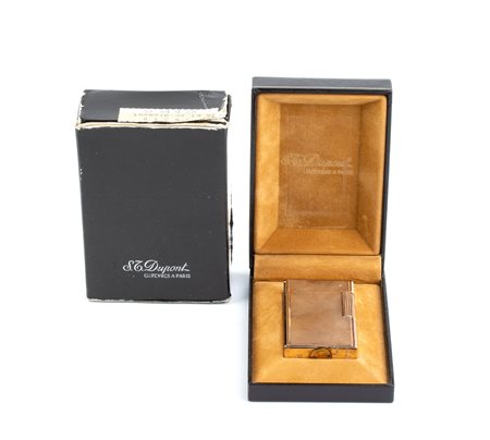  
DUPONT: Accendino in metallo dorato 
 Peso 103 gr. Peso con scatola 171 gr.