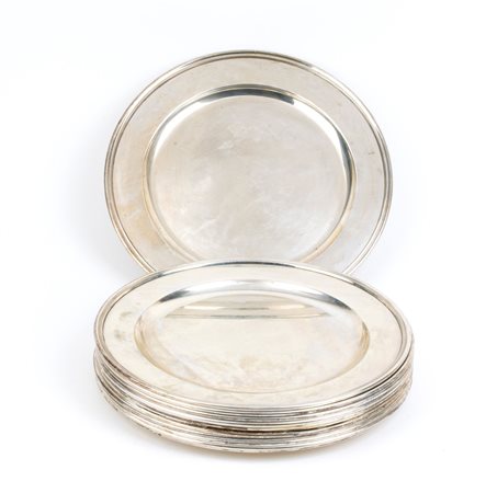  
Set di 12 sottopiatti in argento - Italia XX secolo, argentiere Zaramella 
  Dimensioni 28 x 28 cm. Peso complessivo 6497,1 gr.