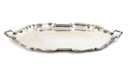  
Vassoio in argento - Milano, XX secolo 
 Dimensioni 90 x 52 cm. Peso 6188 gr.