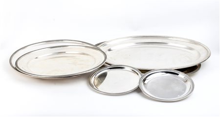  
Sei vassoi in argento con bordo impero - Italia, XX secolo 
 Peso complessivo 5000 gr.