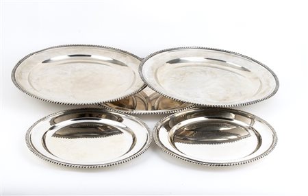  
Set 5 piatti in argento - italia inizio XX secolo, argentiere Miracoli Milano 
 Peso complessivo 3260 gr.