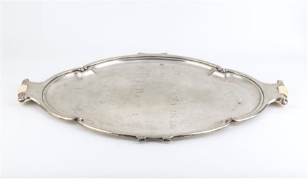  
Vassoio Art Déco in argento con manici in avorio marino - Italia, 1935-1945  
 Dimensioni 63,5 x 41 cm. Peso 2512 gr.