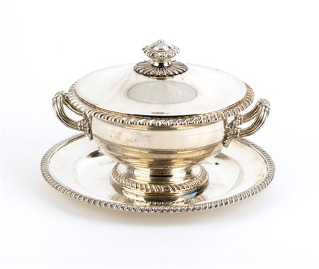  
Zuppiera in argento con sottopiatto - Italia anni '30, argentiere Miracoli Milano 
 Dimensioni zuppiera 20,5 x 23 x 23 cm; dimensioni sottopiatto 30 x 30 cm. Peso complessivo 2414 gr.