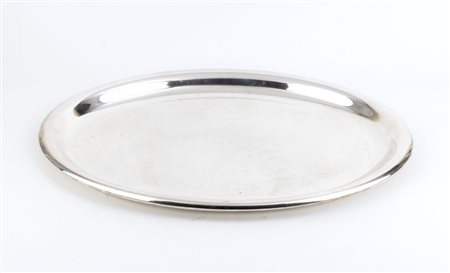  
Vassoio in argento - Italia, XX secolo, argentiere Ricci 
 Dimensioni 37 x 50 cm. Peso 1288 gr.