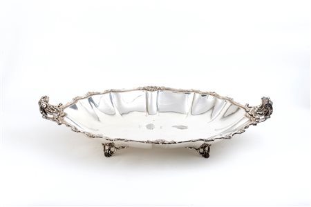  
Vassoio in argento - Italia, XX secolo 
 Altezza x Lunghezza x Profondità 13,5 x 39 x 60,2 cm. Peso  2584,9 gr.