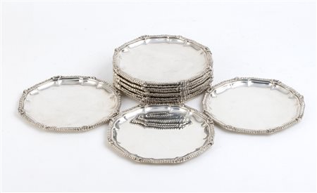  
Dodici piatti da pane - Argentiere Ilario Pradella, seconda metà del XX secolo 
 Dimensioni 17,5 x 17,5 cm. Peso complessivo 2987,5 gr.