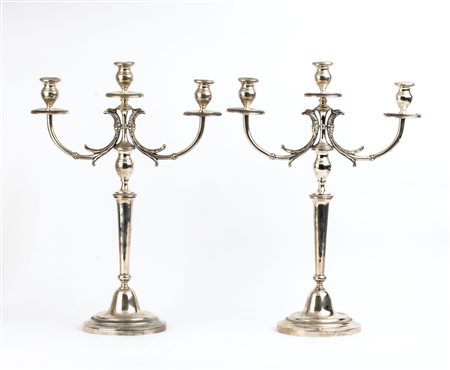  
Coppia di candelabri in argento - Italia XX secolo, argentiere Dell'agata Alberto 
 Altezza x Larghezza x Profondità: 43,5 x 31,3 x 31 cm.  Peso complessivo: 2292 gr.