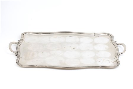  
Vassoio in argento - Italia, XX secolo  
 Dimensioni 60 x 41,5 cm. Peso 2506 gr.