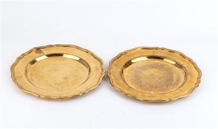  
Coppia di piatti in argento dorato - Italia, XX secolo 
 Dimensioni 27 x 27 cm. Peso complessivo 1169,7 gr.