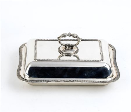  
Legumiera in argento - Italia, XX secolo, argentiere  FABBRICA ITALIANA ARGENTERIE 
 Altezza x Lunghezza x Profondità: 12,5 x 27 x 20 cm.  Peso complessivo 1162 gr.