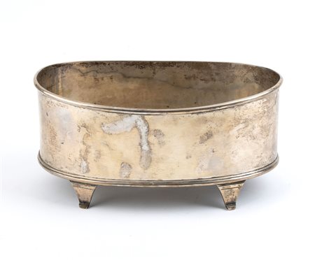  
Centrotavola in argento - Italia XX secolo, argentiere Messulam 
 Dimensioni 13 x 27,5 cm. Peso 1078,1 gr.