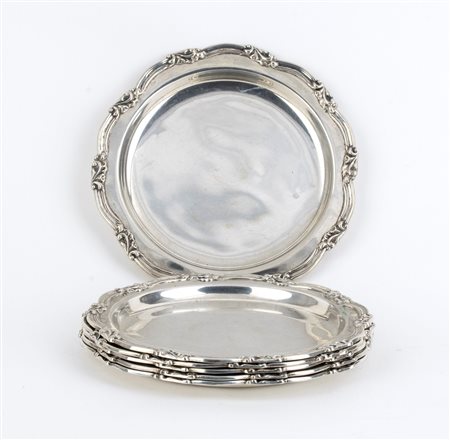  
Sei piatti in argento - Italia, XX secolo 
 Dimensioni 18 x 18 cm.  Peso complessivo 970,5 gr.
