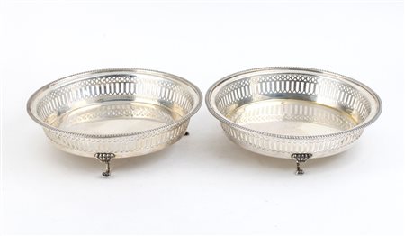  
Due cestini tondi traforati in argento - Italia XX secolo, argentieri Petruzzi e Branca 
 Dimensioni 23,5 x 23,5 cm.  Peso complessivo 999,3 gr.