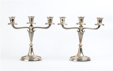  
Coppia di candelabri in argento - Italia, anni '50, argentiere Mario Sorelli 
 Altezza x Larghezza x Profondità: 24 x 25,5 x 12,5 cm. Peso complessivo lordo 889 gr.