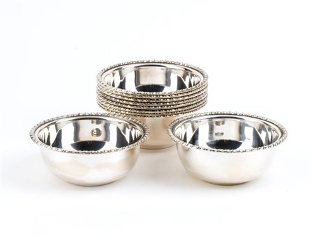  
Dieci coppette in argento - Italia aanni '50,  argentieri Petruzzi e Branca 
 Altezza x Lunghezza x Profondità: 4,5 x 11,5 x 11,5 cm. Peso complessivo 1200 gr.