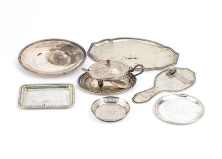  
Lotto di sette oggetti in argento - Italia XX secolo 
 Peso complessivo 1041,3 gr.