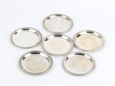  
Sei piattini in argento - Italia, XX secolo 
 Dimensioni 12 x 12 cm. Peso complessivo 499,2 gr.