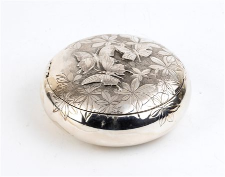  
Scatola in argento - Italia, XX secolo 
 Altezza x Lunghezza x Profondità: 8 x 18 x 18 cm. Peso 537,6 gr.