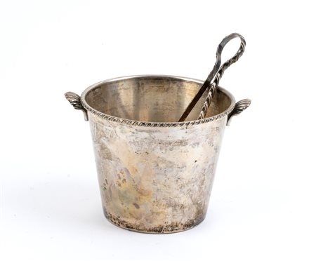  
Portaghiaccio con pinza in argento - Italia XX secolo, argentiere  Bortolotti 
 Dimensioni 11 x 16 x 13,3 cm. Peso complessivo 391,5 gr.