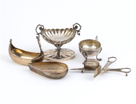  
Lotto di cinque oggetti in argento 
 Peso complessivo 518,4 gr.