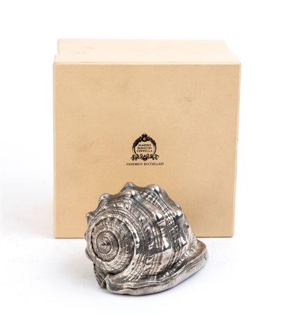  
FEDERICO BUCCELLATI: Conchiglia rivestita in argento - XX secolo 
 Altezza x Lunghezza x Profondità: 8 x 13 x 9 cm. Peso lordo complessivo 357,5 gr.
