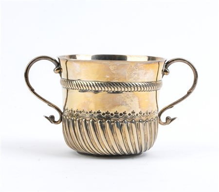  
Coppa da porringer - Londra 1906, argentieri Henry Vander & Arthur Vander 
 Dimensioni 10 x 18 x 10,8 cm. Peso 317,8 gr.