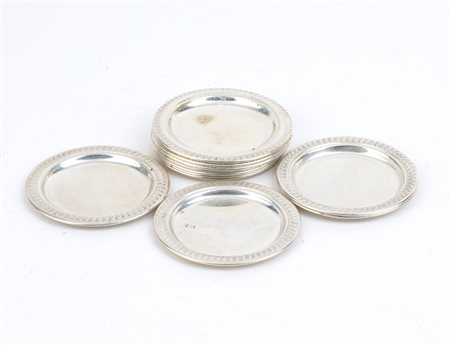  
Set di 11 sottobicchieri in argento - Italia XX secolo, argentiere Palmieri 
 Dimensioni 7,4 x 7,4 cm. Peso complessivo 284,8 gr.