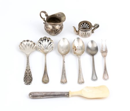  
Lotto di nove oggetti assortiti in argento 
 Peso lordo complessivo 199,5 gr.