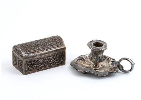  
Una bugia e una scatola in argento - XX secolo 
 Peso complessivo 282 gr.