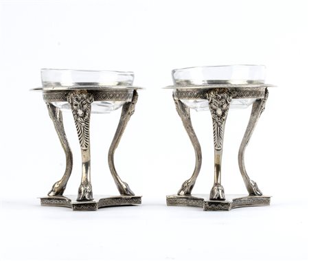  
Due saliere in argento - Italia, XX secolo 
 Altezza x Lunghezza x Profondità: 8 x 7,5 x 7,5 cm. Peso complessivo netto dell'argento 300 gr.