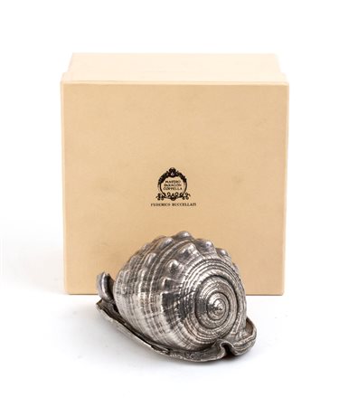  
FEDERICO BUCCELLATI: Conchiglia rivestita in argento - XX secolo 
 Altezza x Lunghezza x Profondità: 8 x 14,5 x 9 cm. Peso lordo complessivo 359,9 gr.